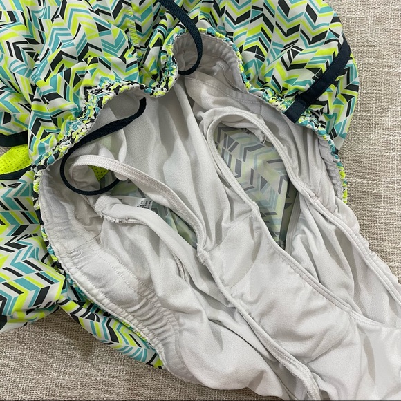 Under Armour Semi-Fitted Geometric Shorts Size S - Picture 6 of 7